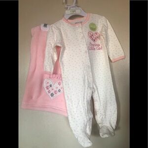 🩷 2 piece Hearts Sleeper and blanket NWT 0-3 Months